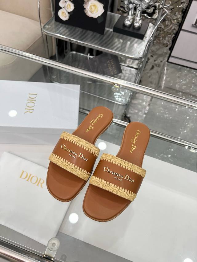 Dior 2025夏季新品，开启度假般的时髦之旅，城市限定款，拉菲草纯手工编织，35-43。 35定做不退换 像胶底 。真皮底