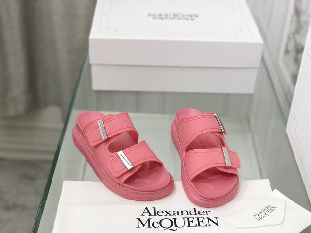 实拍图！“麦昆 Alexander Mcqueen ”经典糖果色拖鞋，购原版1：1高端复刻定制，麦昆二条带拖鞋，搭配金属扣刻Mcq标志，水台厚约5Cm，轻松穿出