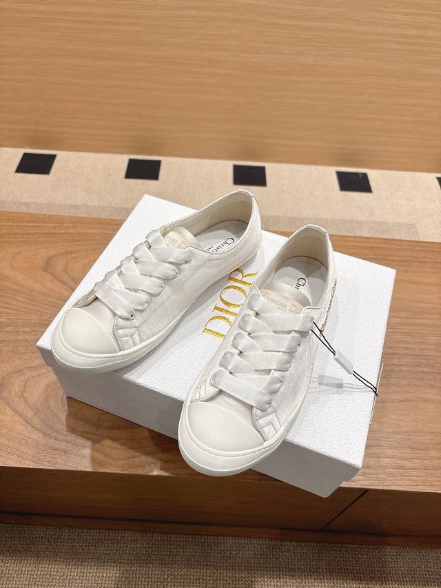 Diorivira Dior Lucky运动鞋 顶级版本 这款Dior Lucky运动鞋来自迪家限定系列 面料：科技棉绸缎 牛绒 内里：羊皮 配原版包装 码数3