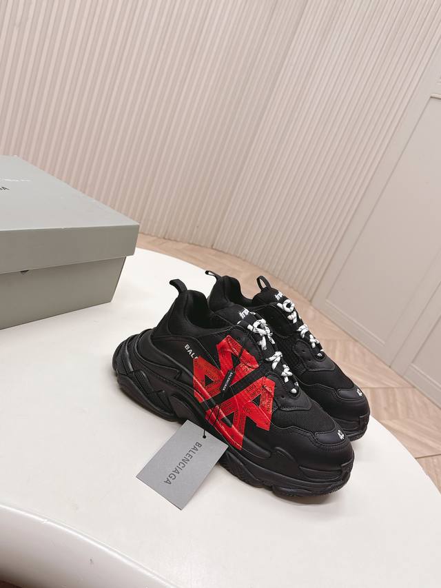 新色 情侣款 巴黎世家 Balenciaga 2025新款Triples Tape Type 来袭 魔鬼一号老爹鞋 简直太绝啦 独特的设计，让人一眼就爱上，走在
