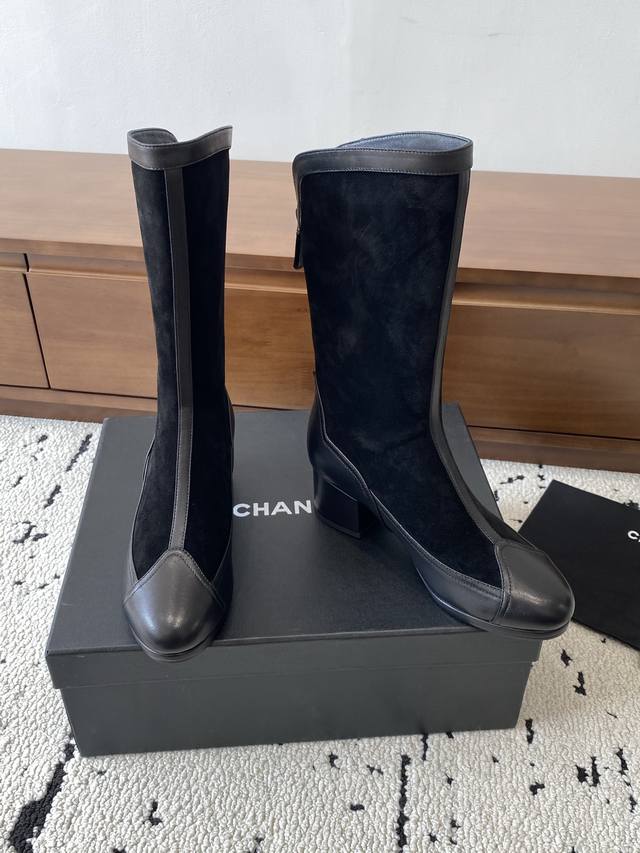 高板本 Chanel 2025S秋冬系列，用进囗牛皮配胎牛反绒打造，外增高度5Cm超显腿长， 靴简沿用了香奈儿的经典黑，土黄两个配色，小美美特别喜欢，这是香奈儿
