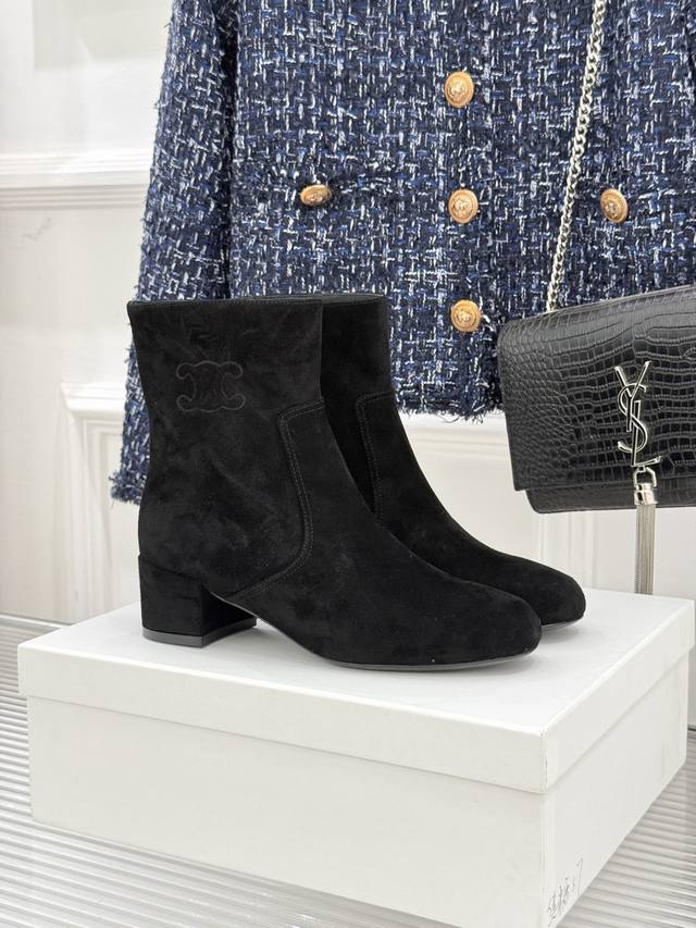 短靴 长靴 Celine 塞琳25Wf秋冬新品凯旋门复古靴子系列 踏入秋冬 时尚达人们的鞋柜里必备靴子系列 鞋身巧妙融入经典的凯旋门元素 精致无比 让Celin
