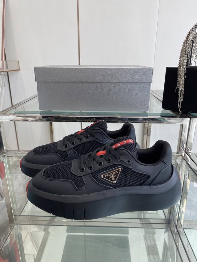 Prada 普拉达 情侣款小白鞋休闲运动鞋系列 经典升级 这款运动鞋延续经久不衰的轮廓 。采用牛皮革精心制作， 提升格调。款式轻盈，搭配三角扣标志 四季皆宜，可