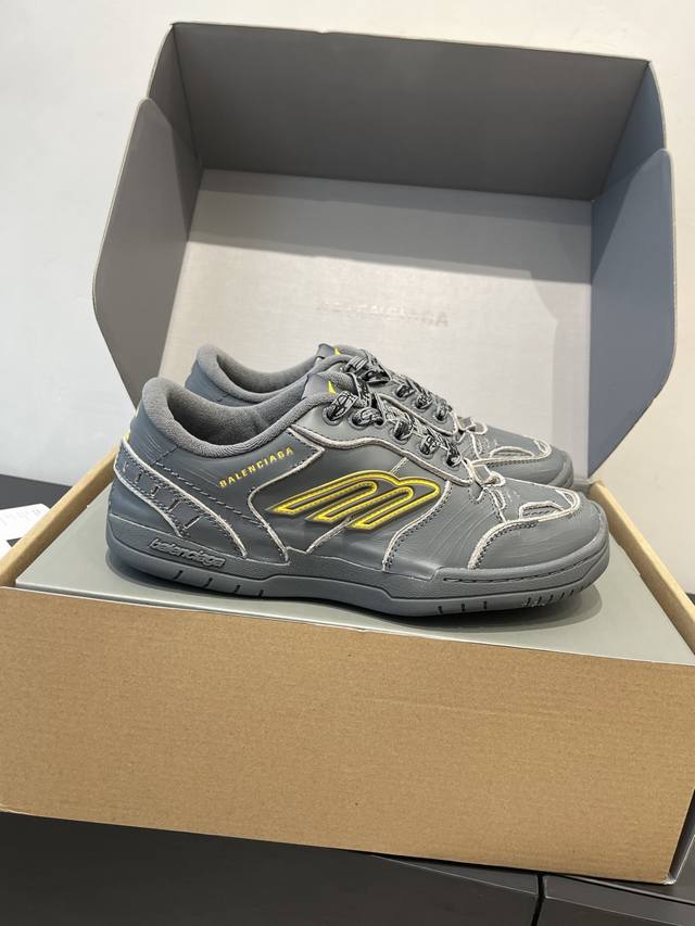 Balenciaga巴黎世家 最新秋冬款Hamp Tons 运动鞋 情侣款 超多明星网红种草 它以经典鞋履为原型 侧面极具辨识度的巴黎家B标志 打造流线型轮廓