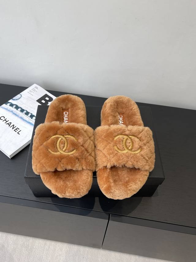 Chanel 香奈儿 秋冬经典 双C羊毛拖鞋 这款毛拖真的是真太可爱了 柔软蓬松的毛毛 舒服暖脚 增高显腿长 秋冬搭配袜子 休闲又慵懒 上脚真的好看又时髦 进口