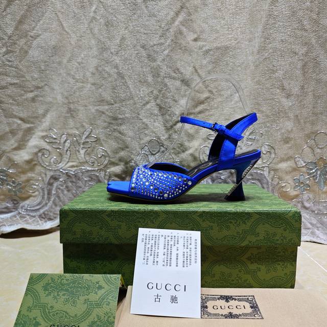 Gucci 春夏新品爆款水钻凉鞋 创新的爱心头型搭配上施华洛水钻鞋跟也是非常有创意的Logo标准配面色烤漆跟简直太美了，遇到了一眼万年的鞋子！未来可期！ 没有女