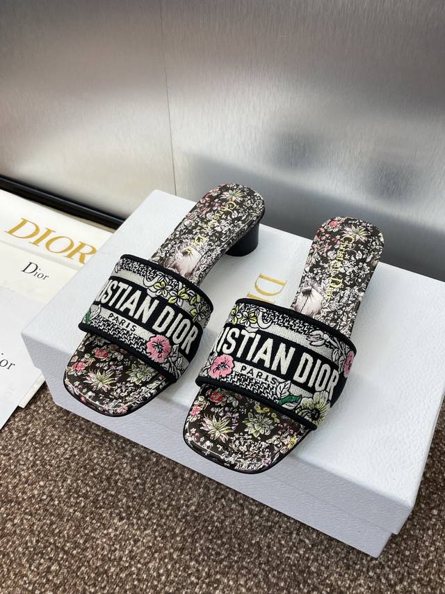 工厂P价P平底 高跟 迪奥 Dior 2025春夏新款一字拖拼色女鞋 Cd字母Logo立体刺绣圆柱跟凉鞋 方头粗跟果冻色露趾拖鞋 市面顶级版本 材质:鞋面原版一