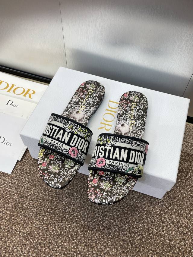 工厂P价P平底 高跟 迪奥 Dior 2025春夏新款一字拖拼色女鞋 Cd字母Logo立体刺绣圆柱跟凉鞋 方头粗跟果冻色露趾拖鞋 市面顶级版本 材质:鞋面原版一