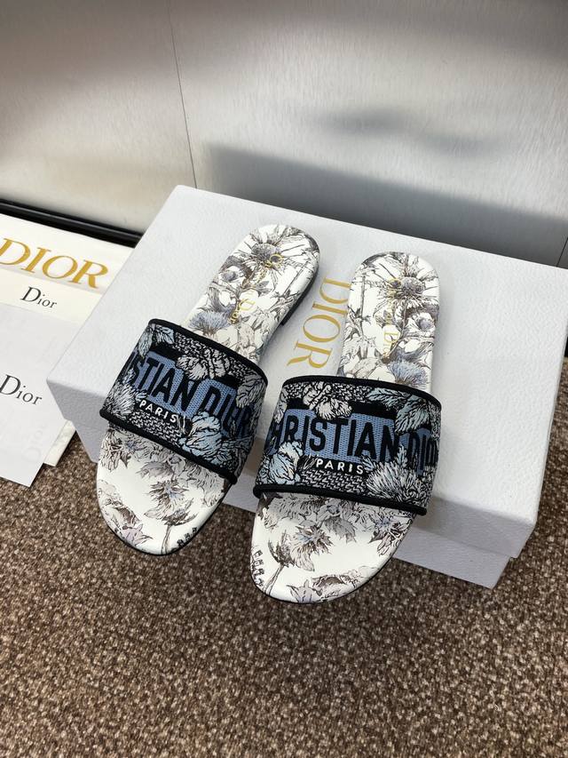 工厂P价P平底 高跟 迪奥 Dior 2025春夏新款一字拖拼色女鞋 Cd字母Logo立体刺绣圆柱跟凉鞋 方头粗跟果冻色露趾拖鞋 市面顶级版本 材质:鞋面原版一