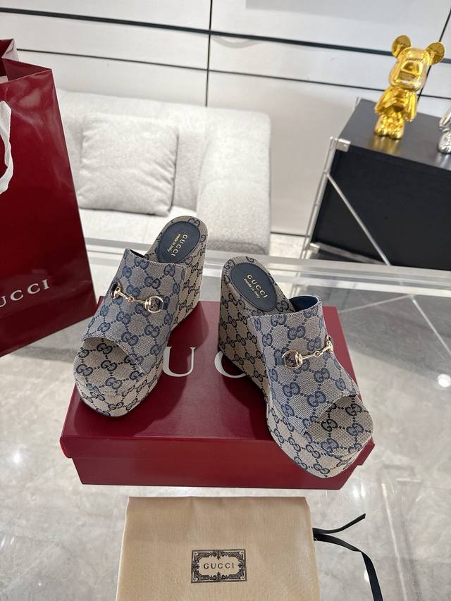 Gucci 厚底经典Gg帆布厚底拖鞋 拉腿增高神器 Yp一比一还原，所有细节 材质 舒适度 全部跟原版一样了 复刻度98%。底厚10Cm 前5.5Cm 码数：3