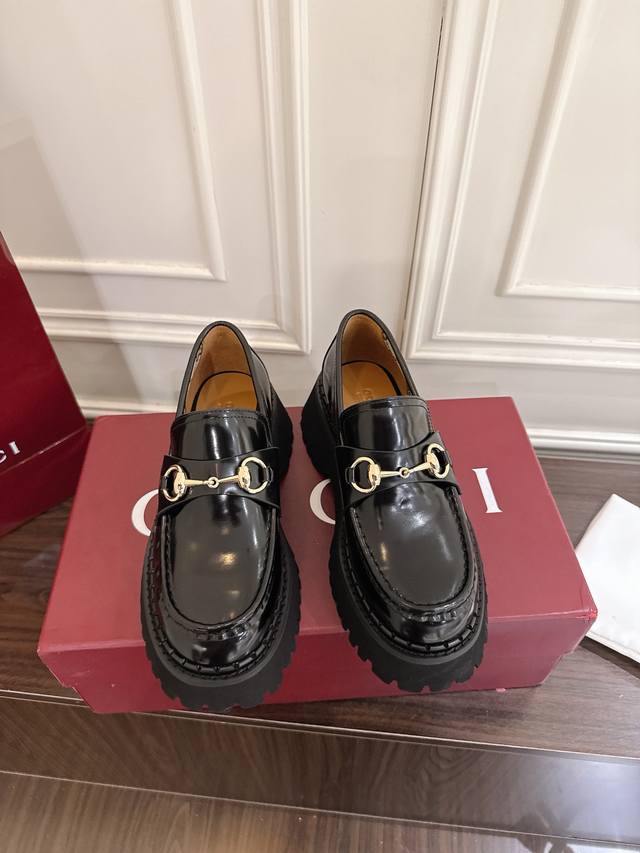 Gucci 饰马衔扣沟纹底乐福鞋 作为品牌对马术本源的致敬之作，马衔扣历经岁月洗礼之后，将厚重历史底蕴和现代时尚流行融合形成一体 牛皮面 底厚5Cm 码数35~