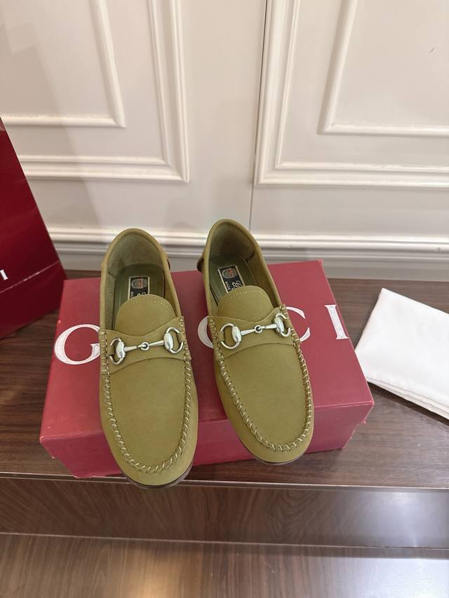 Gucci 1953系列经典款Gigi乐福鞋 这款乐福鞋以柔软精致的绒面材质匠心打造，为品牌经典鞋款再添亮眼力作。这种轻质材料可贴合双足灵活弯折，带来上乘舒适脚