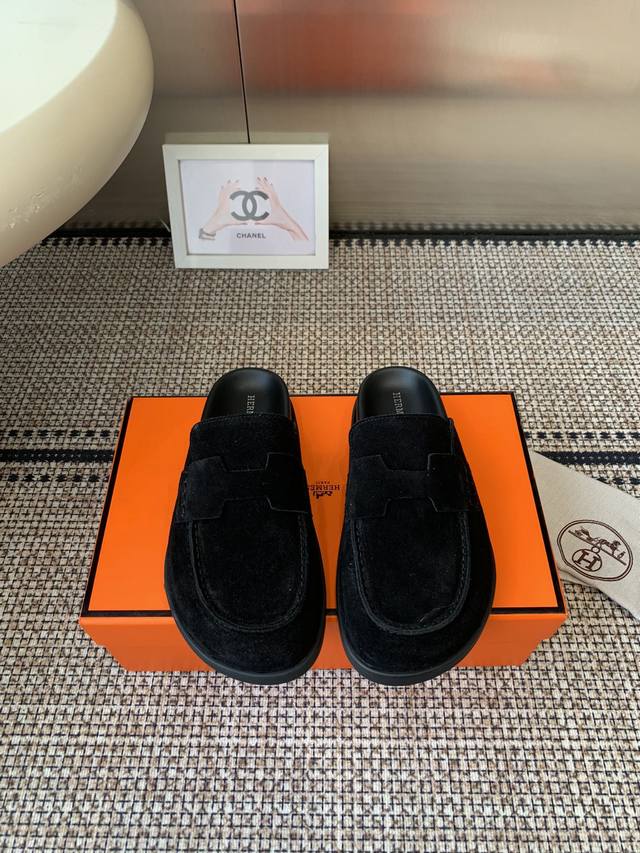 女款 男款 Hermes 爱马仕呆萌穆勒半拖勃肯鞋 情侣款夏天真的太需要百搭拖鞋了 怎么搭配都好看 随意且高级的感觉 舒适度也很棒 搭配各种彩色袜子 潮爆了 进