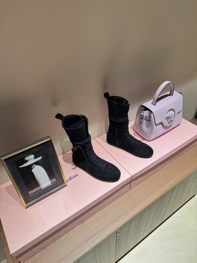 全黑50 全真皮 Ann Demeulemeester 25秋冬靴子 设计理念源于拳击靴和运动鞋两者的结合，动感而柔美～体现了纯正的运动元素和混合的魅力 从柔和