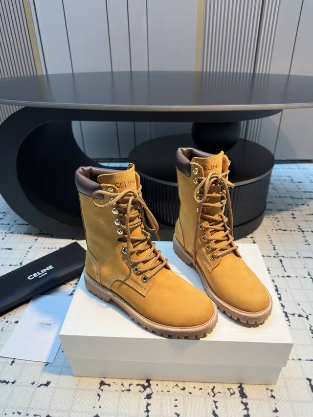 Celine 思琳 男女款 厚短靴 登山靴 最近走秀款明星时尚博主同款 今年秋冬主推系列 简约大气百搭 冬天穿搭非常好看！！反毛口设计！ 鞋面：采用原版定制反绒