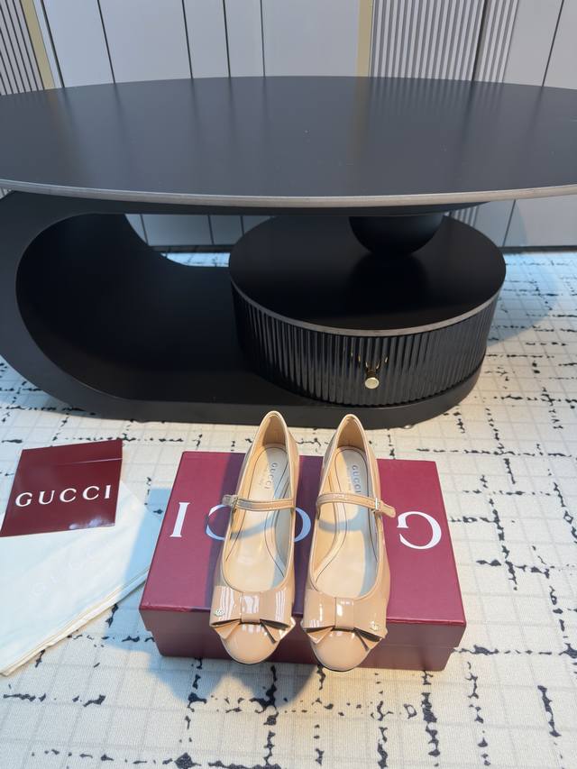 Gucci 古驰25Wf新品蝴蝶结玛丽珍鞋 这款玛丽珍是时尚与经典的完美交融 鞋头的蝴蝶结设计 无疑是这双鞋的点睛之笔。 细腻的材质打造出立体而灵动的蝴蝶结 标