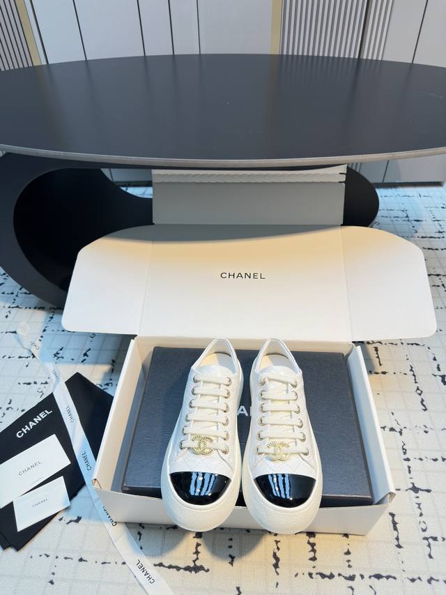 代购级 Chanel 25 休闲厚底大头鞋 鞋面是光泽感十足的摔纹皱漆皮，质感拉满。鞋底微微外扩，增加可爱元素的同时，走路也超稳，小个子的福音实锤了♀ 而且它超
