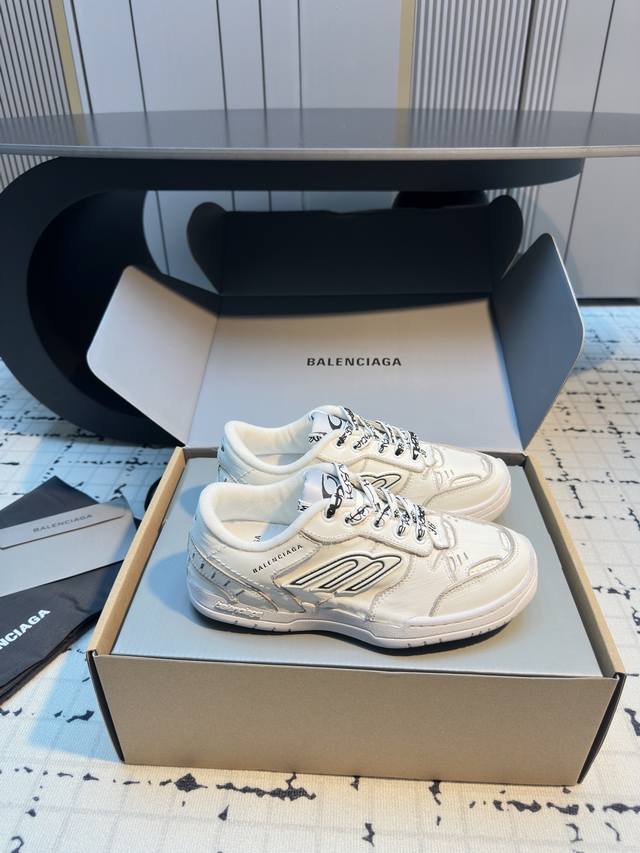 Balenciag* 巴黎世家 最新款情侣款 休闲运动鞋 原版购入开发 做货 巴黎世家这款全鞋都订满了订书钉，这双鞋特点可以用三个关键词概括：复古，阔型，运动鞋