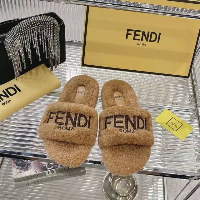 秋冬Fendi秀场一字毛拖实拍来袭！ 认准原版电绣工艺+秀场同款脚型设计 上脚就是显贵感拉满，细节控直接沦陷～ 脚感软糯到像踩棉花，原版开模大底防滑又耐穿，日常