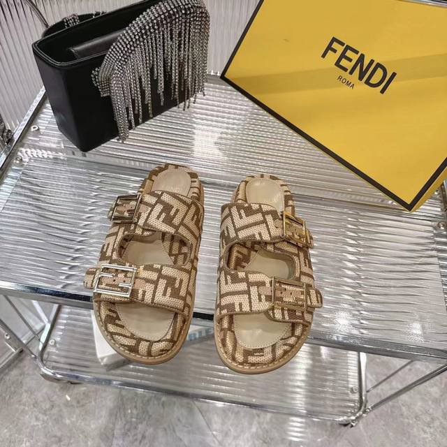 Fendi芬迪 最新配色 Feel老花Ff凉拖鞋 原版开模1:1还原早秋新款 奶油白皮革+Ff老花双带扣，阳光下闪到尖叫 边缘雕刻+金色金属件，专柜质感拉满！！