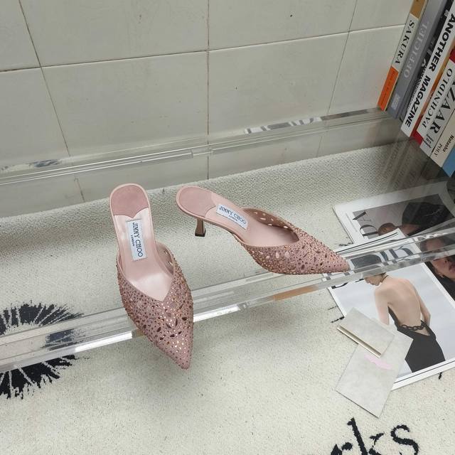 Jimmy Choo 吉米周经典尖头露空烫钻拖鞋系列真的是看一眼就爱上的程度丝毫不夸张尖头设计显秀气上脚贼好看特别精致！ 鞋面：羊京 内里：羊皮 大底：意大利进