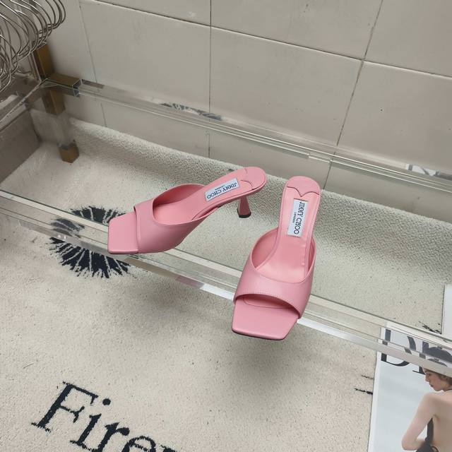 Jimmy Choo 吉米周经典高跟拖鞋系列真的是看一眼就爱上的程度丝毫不夸张尖方头设计显秀气上脚贼好看特别精致！ 鞋面：漆皮 羊皮 内里：羊皮 大底：意大利进