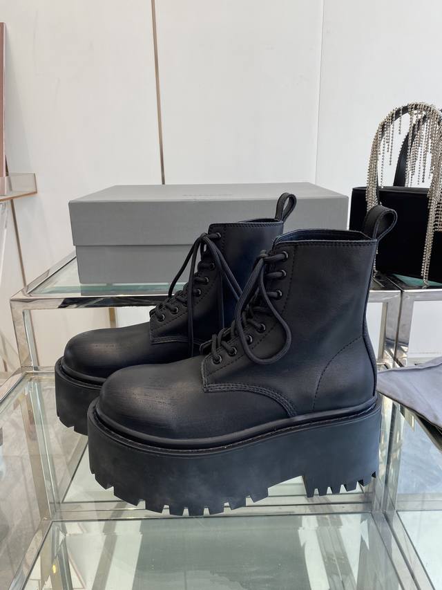 Balenciaga 巴黎世家 25Ss新品 Strike女士厚底短靴 雾化做旧效果短靴 鞋跟后饰以Bb标识压纹 鞋面做旧抛光处理，质感上乘，光泽内敛却又奢华尽