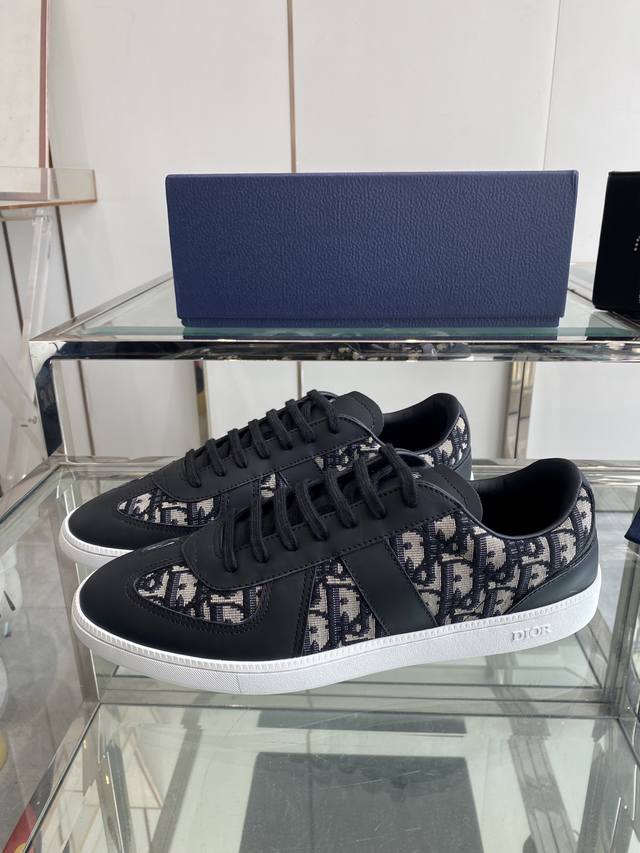 顶级版本 迪奥 Dior 25Ss新品 B01德训鞋 情侣款鞋头维度设计宽了点 上脚舒适度完美在线 线头优美 适配裤型完美百搭 饰以各种经典细节 是日常造型的理