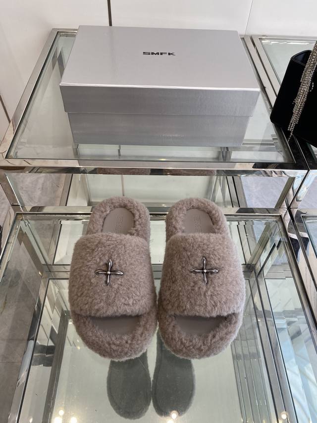 Smfk厚底面包拖鞋，超级火的一款面包拖，被种草得不行 各大网红博主都在穿它，巧妙纳入品牌元素后时尚百搭、辣妹至爱，被完美释放 面料:羊毛 内里 垫脚合成皮革，