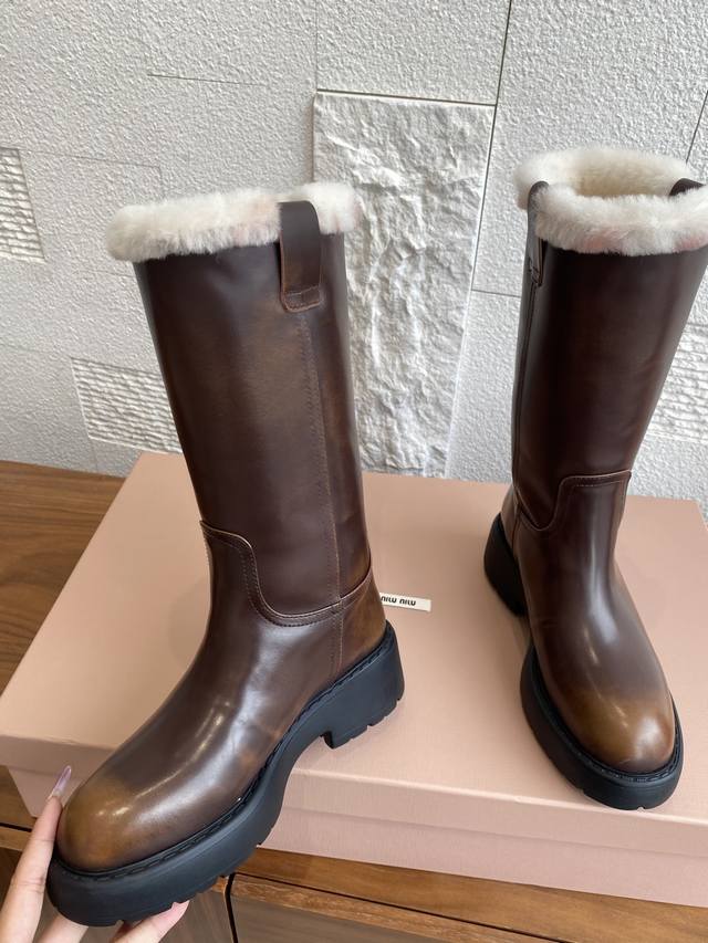 顶级版本: Miu Miu 缪缪 25Ss 秋冬新款 擦色 厚底 高筒 裸靴 靴子 这款靴子采用特殊的双色蜡处理工艺实现蜡的不均匀分布，打造出精细而自然的双色调