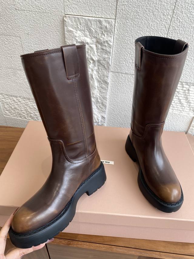 顶级版本: Miu Miu 缪缪 25Ss 秋冬新款 擦色 厚底 高筒 裸靴 靴子 这款靴子采用特殊的双色蜡处理工艺实现蜡的不均匀分布，打造出精细而自然的双色调