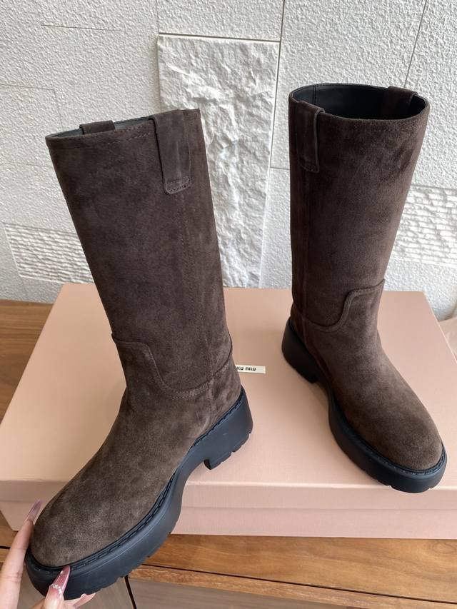 顶级版本: Miu Miu 缪缪 25Ss 秋冬新款 擦色 厚底 高筒 裸靴 靴子 这款靴子采用特殊的双色蜡处理工艺实现蜡的不均匀分布，打造出精细而自然的双色调