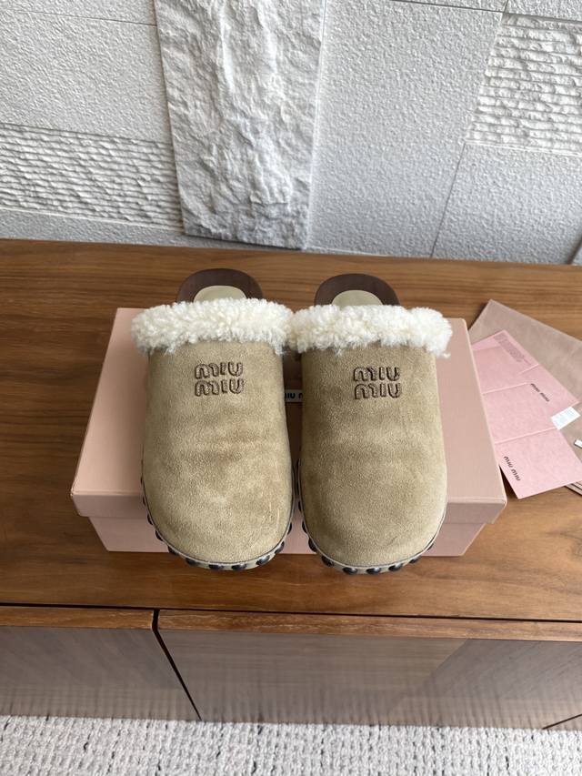 顶级版本: Miu Miu 缪缪 25Ss 秋冬新款 绒面 羊羔毛里 木底 包头 露跟 柳钉 半拖 原版购入1:1复刻开发做货，Miumiu 缪缪 羊羔毛的柔软