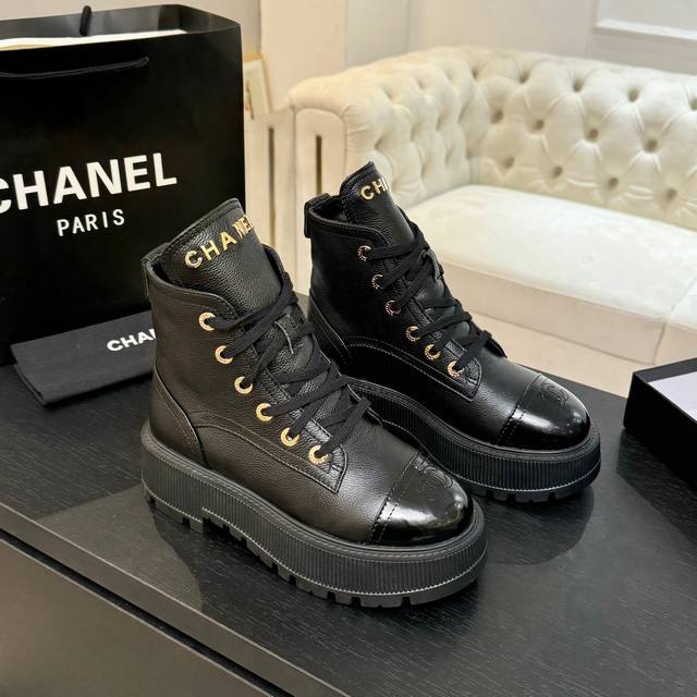 代购级 Chanel 25Ss 早秋 专柜新款马丁靴 天花板顶级品质 这款靴子真的是小个子福星，厚底5Cma 更精致一点 菱格鞋面 鞋头的暗花Logo还有后跟的