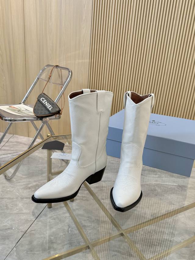 橡胶底 皮底 顶奢版本“Prada 普拉达”经典尖头靴 Prada能在重要场合用得上了，清新风带点小贵气的感觉，上脚非常完美显腿瘦气质这块刚好拿捏，穿搭配上此鞋
