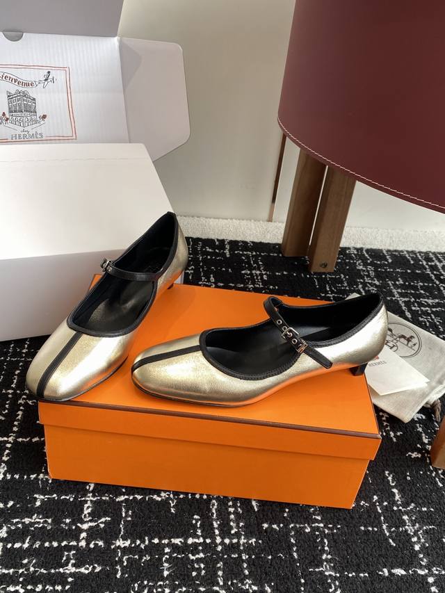 东莞代购级 官网同步飞机盒包装 爱马仕Hermes 25Ss 春夏新品 矮跟 玛丽珍无疑是近年来爆火 的鞋子， 与鞋身形成低调的撞色感，造型简约又富有高级复古感