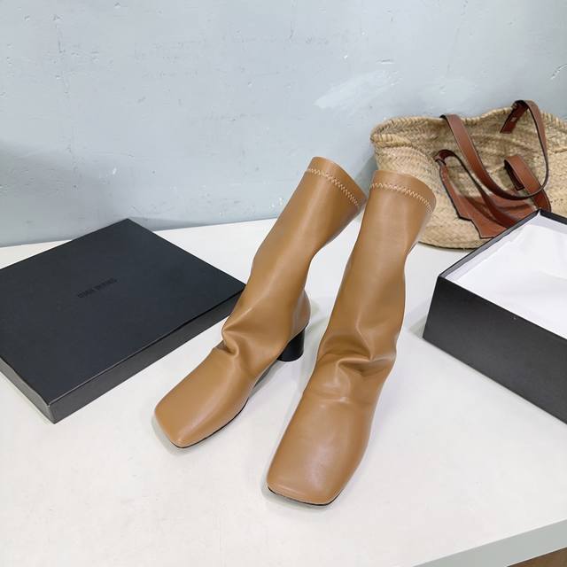 高品质出厂 ！小众潮牌Uma Wang25Ss秋冬新款弹力圆跟短靴倒靴！暗黑系列！东方美学创造者！追崇文艺生活方式品味优雅知性新主义！以最原始纯粹的情绪表达最新