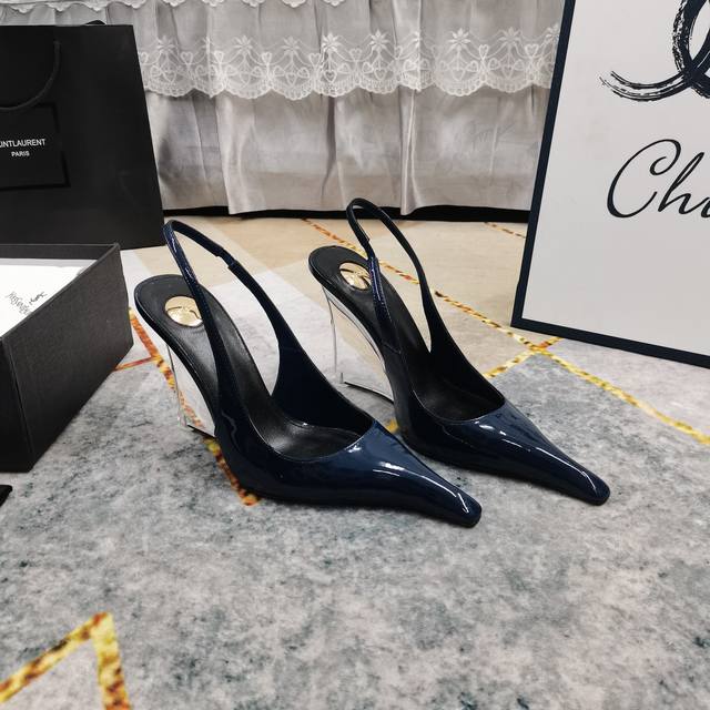 上新 Ysl 顶级高版本 2025官网同步新款坡跟包头凉鞋 细节处理完美 垫脚羊皮 质感细腻 意大利黑色真皮大底 极致完美复刻 1鞋面：进口漆皮 2垫脚：进口羊