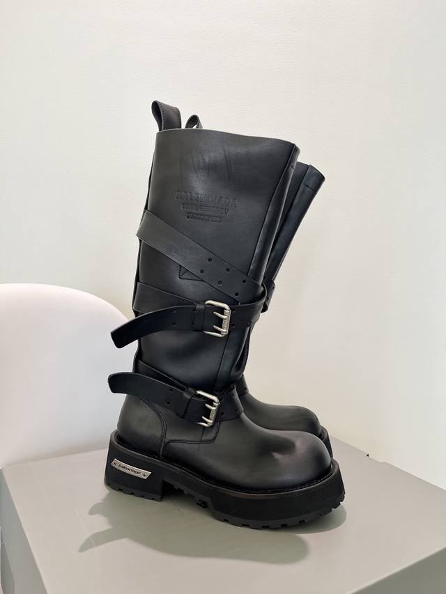 女 、男 15寸顶级原单 被问爆了巴黎世家Balenciaga靴终于出了 宝子们，时尚界永远不缺惊艳之作，而Balenciaga靴绝对是其中的佼佼者。 选短款露