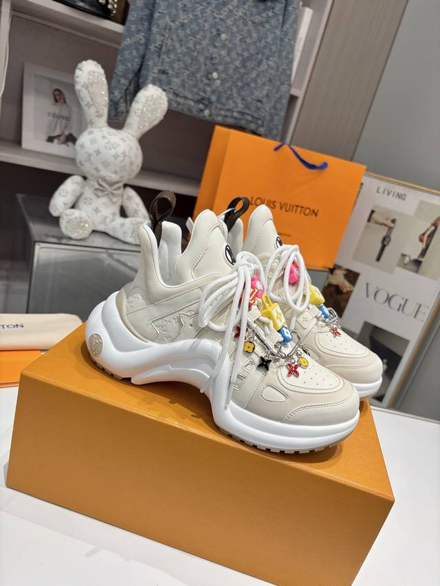 25春款新品上市 Louis Vuitton 超级百搭瘦腿神器弓底设计活力十足，新的经典方格老花搭配黑色牛皮面料个性感十足，上脚舒适优雅 面料：丝绸牛皮面料 内