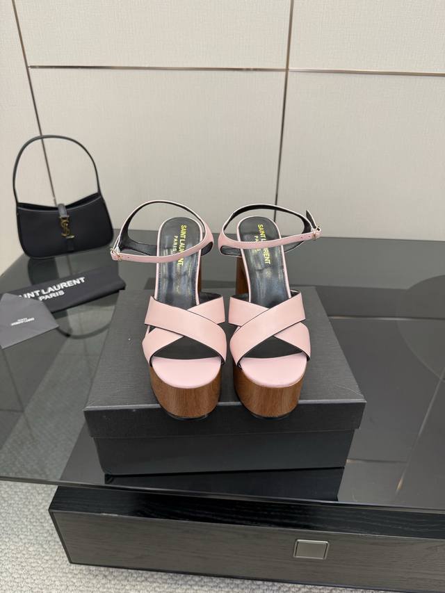 Saint Laurent 圣罗兰Ysl专柜主打款防水台恨太高菱格凉鞋 高端定制顶级品质，延续家族经典鞋面设计，简约大气，防水台超高大粗跟让Mm轻松驾驭，菱格设