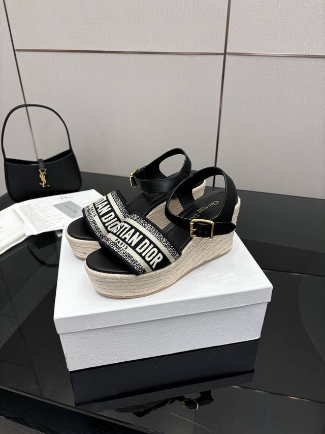 Dior 迪奥 25Ss 夏季高版本新款凉鞋. 简约超级百搭. 上脚完美奢华可任意搭配春夏服饰. 脚感更是舒适！材质原版完美复刻. 原版拆解开模. 面料：原版定