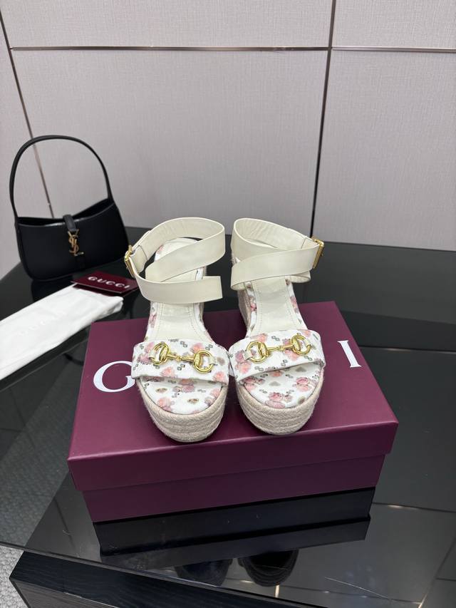 Gucci2025古奇夏季最新马衔扣凉鞋 这款女士金色调配件印花融合，彰显品牌传承，尽显别样魅力。采用精致羊皮打造，设计优雅而不失随性，是暖季造型的清爽理想单品
