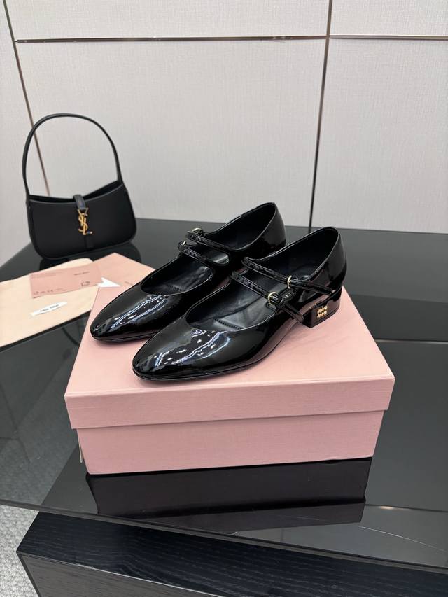 Miu Miu25秋冬 大热张元英同款 假日系列单鞋 出现在各大时装杂志封面 各路明星、小红书博主着用拼色搭配幸运金币搭配更显示复古上脚尤为惊艳到你的一款闭眼入