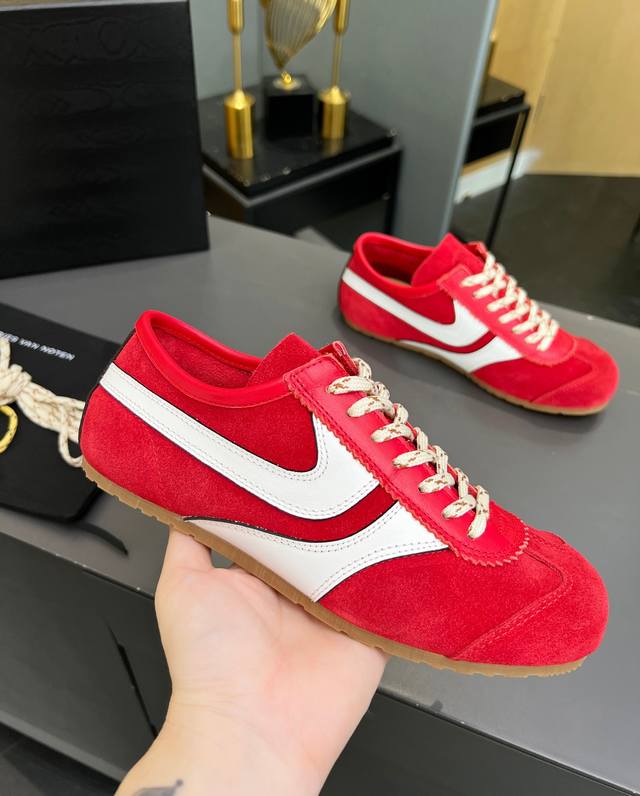 代购级Dries Van Noten Dvn 已认证2025 马拉松复古德训鞋Dries Van Noten 2025秋冬系列 设计师通过改造扭曲和颠覆经典元素