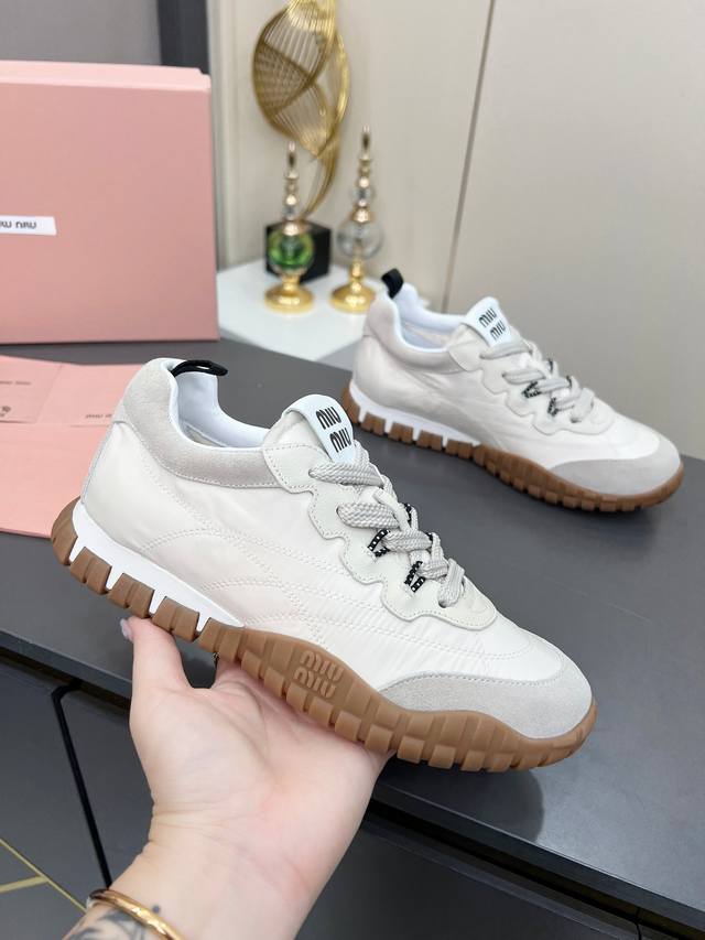 情侣款Miumiu 缪缪2025早春新品科技面料和绒面小牛皮轮胎运动鞋 该轮胎纹底结合了优雅和运动功能。动态、柔韧且耐用的橡胶鞋底让人想起轮胎的图案。该款运动鞋
