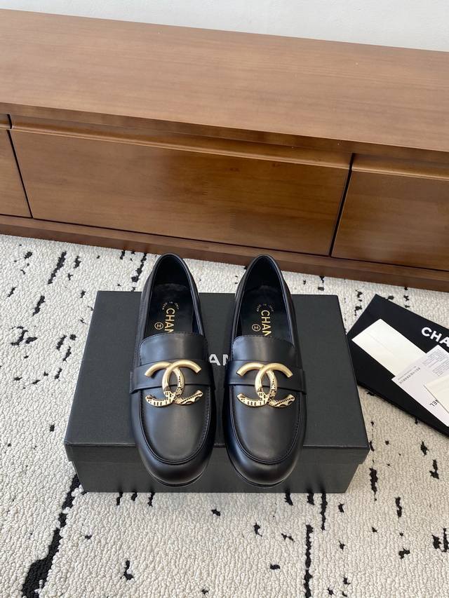 高版本 Chanel｜香奈儿小香25C秋冬新品 低跟圆尖头平底单鞋 满满的复古风 秀气的鞋型 看着就很讨喜 带点尖的鞋头 衬托脚也变得瘦瘦的 显得修长 经典大大