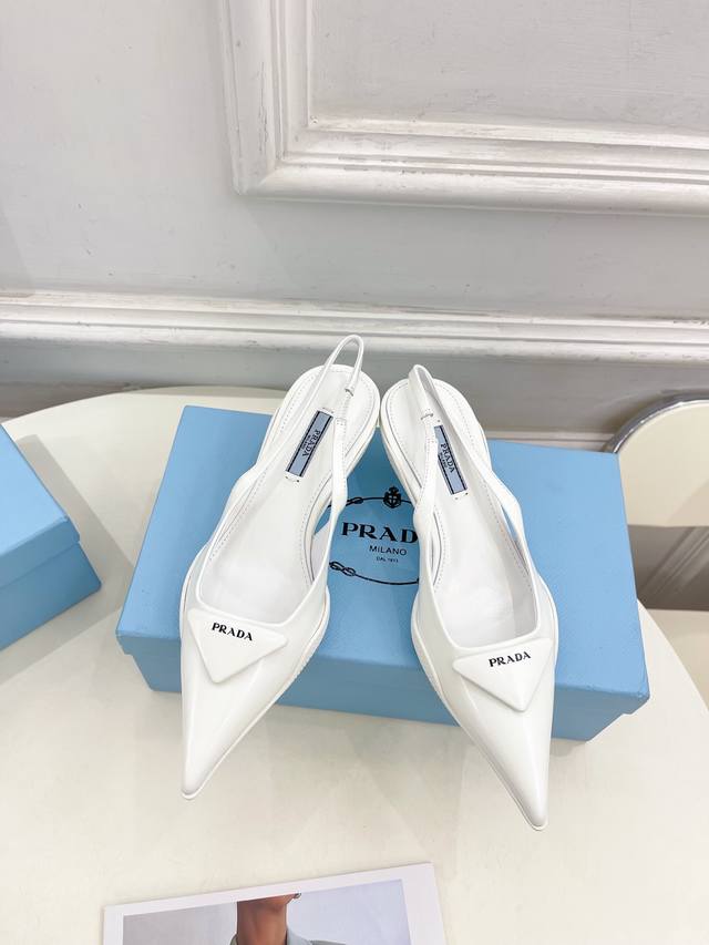 Prada 普拉达 25 Bs 2025春夏新品 专柜走秀款 三角标尖头小猫跟后空凉鞋系列 鞋面：高定制开边珠 内里：进口水染羊皮 大底：原版开模大底 跟高：4
