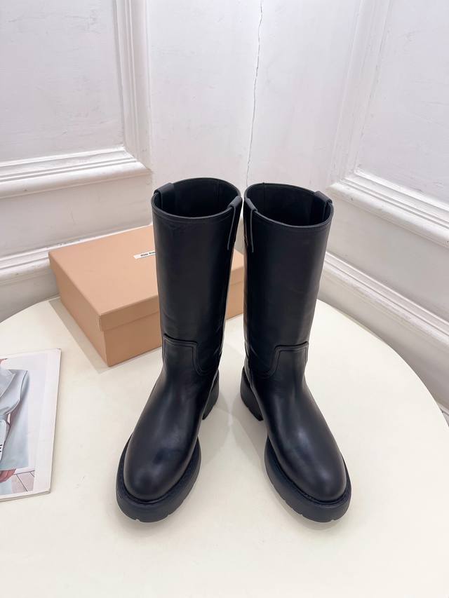 Miu Miu 缪缪 25 2025秋冬新品 专柜主打最新走秀款一脚蹬中筒靴上新！ Bs缪家高货 顶级工艺打造精品质感 无敌舒适 绝对是一见钟情款！时尚百搭，人