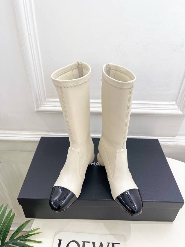 小香 25 2025 秋冬秀场新品 小香双C巨型珍珠跟弹力靴系列上新 Bs时尚圈的绝绝子 搭配将演绎着细致 极简 永不褪去的经典元素 展现与众不同的穿搭风格美到